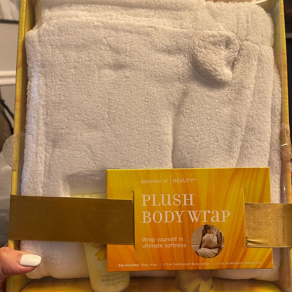 Plush body wrap / lotion / shower gel set